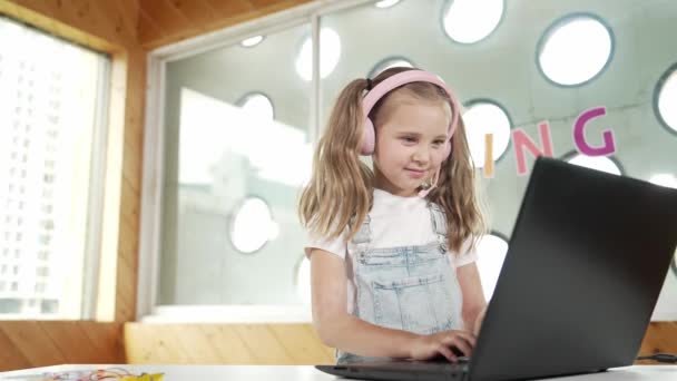 Liten Ung Söt Tjej Som Använder Laptop För Att Arbeta — Stockvideo
