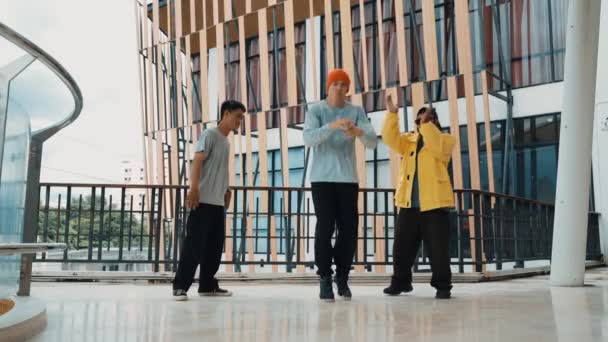 在走廊购物中心 一群嬉皮士迈着脚步声走向嘻哈音乐 熟练的霹雳舞者在多元文化的朋友或舞蹈团的包围下表演男低音舞蹈 户外运动2024 — 图库视频影像