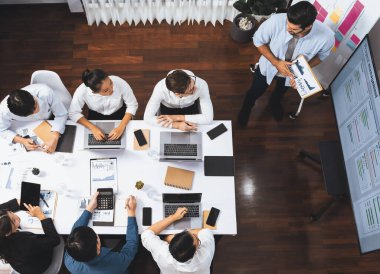 Üst düzey analist ekibi toplantı odasındaki mali verileri analiz etmek için BI Fintech 'i kullanıyor. İş anlayışı ve stratejik pazarlama planlaması için kağıt üzerinde analitik BI gösterge paneli. Tedbirli