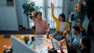 Satışların artmasını kutlamak için el ele tutuşurken çeşitli iş gruplarının plan hakkındaki görüşleri. Pazarlama ekibinin el ele tutuşup el çırpmasını sağlayın. Cemaat.