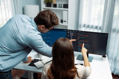 İki ekran ekranında yaratıcı web sitesi planlama yazılımını tartışan yetenekli geliştiriciler programı arka görüş konseptiyle ofiste tasarımı analiz eden tam yığın veri. Varsayım.