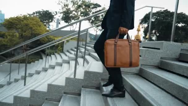 Pendekatan Manajer Terampil Berjalan Menuruni Tangga Dengan Tas Dan Kembali — Stok Video