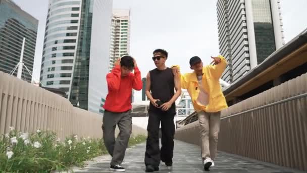 Опытный Мультикультурный Танцор Брейк Данса Идущий Вместе Городской Улице Группа — стоковое видео