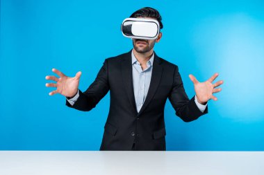 Yetenekli bir işadamı VR gözlüğü takarken finansal tabloya bakıyor. Meta evren ya da sanal gerçeklik dünyasını bağlarken profesyonel proje yöneticisi veri analizini kontrol ediyor. Yenilik. Sapma.