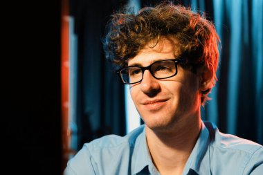 Gözlük takan yaratıcı müdürün profili portre tasarımı üzerine yeni bir sunum neon ışıklı modern ev ofisinde gündelik mavi gömlekle. Harika bir yeni fikir üreticisi. Toplayıcı.