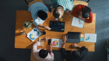 İş kadınlarına tepeden bakan bir bakış açısı. Açıkla ve finansal durumu açıkla. Çeşitli gruplar yatırım grafiğiyle toplantı masasında borsa istatistikleri hakkında tartışıp dinlediler. Cemaat.