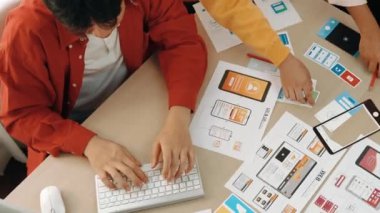 Mobil uygulama ya da web sitesi için kullanıcı arayüzü prototipi planlayan şirket çalışanlarının en iyi görünüm videosu. UX UI tasarımcı beyin fırtınası kullanıcı dostu arayüz planı. Sinerjik