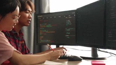 Bilgisayar programlama için arka uç yazılım geliştirici mühendisi. Yazı yazma kodlarını ayıklamak için birlikte çalışıyorlar. Ofisteki monitörde karmaşık algoritmaları çözüyorlar. Filizlenen