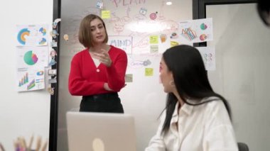 Yaratıcı iş kadını pazarlama stratejisi üzerine yetenekli genç ve güzel proje yöneticisi yorumları. Profesyonel iş ekibi tartışması, birlikte çalışmak, yeni ürün hakkında beyin fırtınası yapmak. Tertemiz..