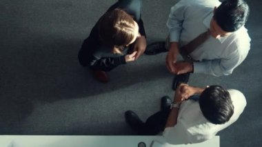 Karşılama masasında teçhizatla dururken akıllı mühendisin türbin motor tasarımından bahsedişinin yukarıdan aşağı görüntüsü. Elektronik jeneratör yapısını tartışan teknisyenlerin hava görüntüsü. Hizalama.