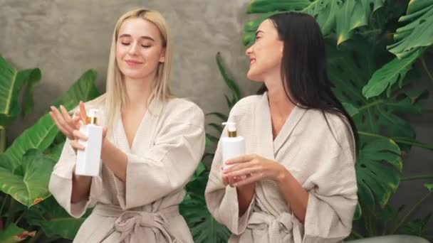 Tropical Exotic Spa Garden Bathtub Modern Hotel Resort Two Women — Stock Video