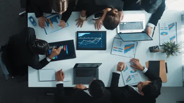Akıllı Adamlarının Toplantı Masasında Fikir Alışverişinde Bulunurken Borsa Yatırım Verilerinin — Stok video
