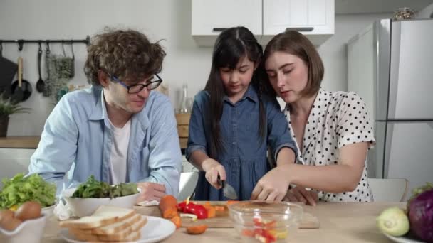 Atraktivní Bělošský Otec Matka Spolu Tráví Čas Vařením Čerstvého Jídla — Stock video