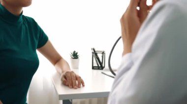 Hasta klinikte ya da hastane ofisinde doktor randevusuna gidiyor. Hastaların risk faktörünü tespit etmek için nabzını ölçmek için steteskopla doktor muayenesi ve teşhis semptomları. Ağır çekim. Katı.