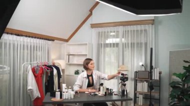 Kadın Etkilenen Vlog video görüntülerini canlı yayınlıyor Makyaj primi sosyal medya veya blog. Kozmetik stüdyosu ışıklandırmalı mutlu genç kız çevrimiçi pazarlama oturumu yayını için..