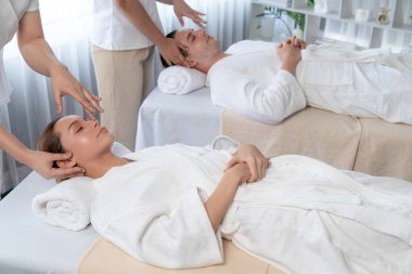 Kafkasyalı çift stres önleyici kafa masajının keyfini çıkarıyor ve lüks otellerde ya da otel spa salonlarında gündüz kaplıcalarında yüz güzelliği eğlencelerini şımartıyor. Sessiz.