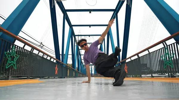 Hipster Voert Boy Footstep Street Dance Uit Brug Met Achtergrond — Stockfoto