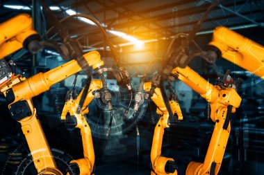 Sanayi 4.0 veya 4. endüstriyel devrimin otomasyon üretim sürecini ve IOT yazılımını gösteren dijital fabrika üretim teknolojisi için MLP Smart Industry robot kolları.