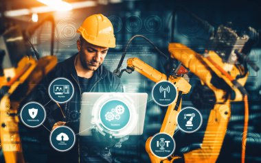 Sanayi 4.0 veya 4. endüstriyel devrimin otomasyon üretim sürecini ve IOT yazılımını gösteren dijital fabrika üretim teknolojisi için MLP Smart Industry robot kolları.