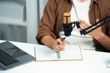 Kulaklık ve mikrofon kullanan etkili sunucu kanalı. Dinleyicilerle sosyal medyada canlı yayında konuşuyorlar. Stüdyo ofisindeki müşteri hedeflemesi için yaşam koçluğu ve eğitim pazarlama planları yapıyorlar. Toplayıcı.