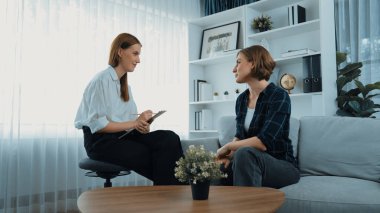 Mutlu hasta ve psikolog klinikte olumlu duygularla zihinsel sağlık sohbetlerini paylaşırken aynı zamanda klinikteki psikologlara başarılı bir iş ve hayatı açıklıyorlar.