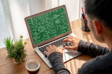 Bilgisayar ekranında bilim ve eğitim kavramını gösteren matematiksel denklemler ve modem formülü