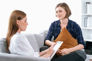 Mutlu hasta ve psikolog klinikte olumlu duygularla zihinsel sağlık sohbeti yaparken aynı zamanda en başarılı iş ve hayatı merkez ofisteki psikologlara anlatıyor. .