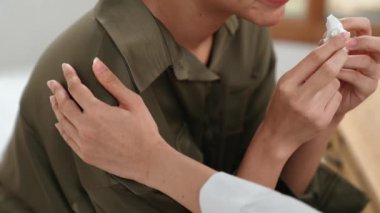 Destekleyici ve rahatlatıcı eller depresif hastayı neşelendiriyor ya da empati kurarak stres yapıyor. Psikolog, Vivancy Kliniği 'nde stresli ve üzgün bir hastaya güven veriyor..