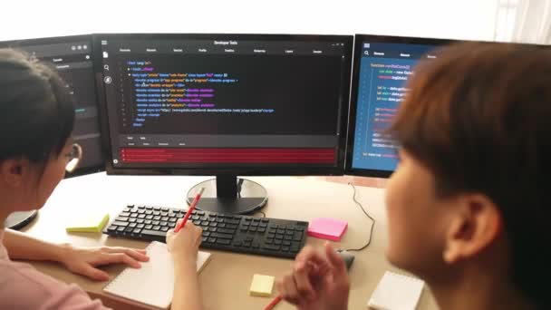 用于计算机编程的慢动作后端软件开发人员工程师一起调试编写计算代码 在办公室显示器上解决复杂的算法显示 萌芽状态 — 图库视频影像
