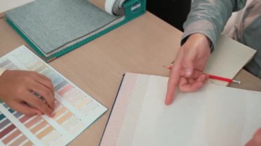 Profesyonel mimar ve iç mimarın yavaş çekim görüntüleri. İç mekan tasarımı için malzeme ve renk paleti sunumu. Müşteri denetimi ve denetimine dayalı. Değiştirilmiş