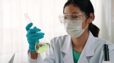 Laboratuvar araştırmacısı yeni bir ilaç geliştirir ya da tedavi eder. Laboratuvar tüpünde renkli kimyasal sıvı kullanır. Bilimsel veya kimya uzmanlığı ve laboratuvar ekipmanları ile sağlık hizmetlerinin teknolojik gelişimi. Katı.