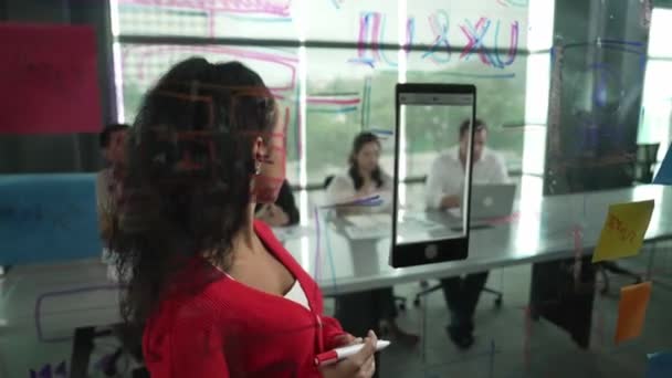 Femeia Afaceri Inteligentă Hispanică Prezintă Strategia Marketing Diverselor Echipe Manageri — Videoclip de stoc