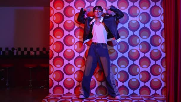 아시아 브레이크 스타일 음악으로 무대에서 카메라를 발자국을 수행하는 캐주얼 안경을 — 비디오