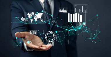 İş adamı, tahmin edilen büyük veri modellerinden gerçek zamanlı analizlere uzanan eğilimleri ve görüşleri ortaya çıkarmak için veri analizlerini derinlemesine inceleyerek, veri güdümlü kararların analitik endüstrileri nasıl ileri götürdüğünü öğrenir Faas