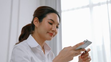 Kadın alışverişi ya da internet pazarında online ödeme modern yaşam tarzı için satılık eşyalar arıyor ve canlı siber güvenlik yazılımı tarafından korunan cüzdandan çevrimiçi ödeme için kredi kartı kullanıyor