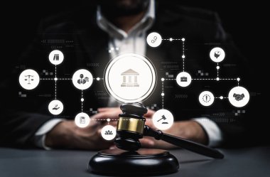 Akıllı hukuk, hukuki danışmanlık simgeleri ve avukatlık bürosunda çalışan araçlar dijital hukuk kavramını ve çevrimiçi hukuk ve yönetmelik kavramlarını gösteriyor .