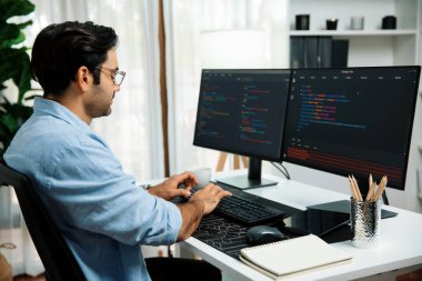 Akıllı IT geliştiricisi yazılım geliştirme kodlaması ile modern ofisteki iki bilgisayar kodlu bilgisayar sistemi üzerinde uygulama programı güncelleme çevrimiçi web sitesi yaratıyor. Tahmin et..