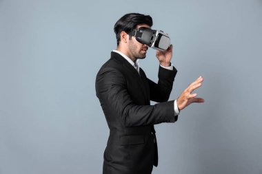 Profesyonel, zeki iş adamı, VR gözlük takarken elinde bir şey tutuyor. Sanal gerçeklik gözlüklü Kafkas proje yöneticisi beyaz arka planlı mevcut teknoloji yeniliği. Sapma.