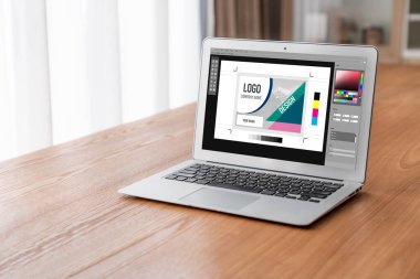 Web sayfasının modern tasarımı ve bilgisayar ekranında gösterilen ticari reklamlar için grafiksel tasarımcı yazılımı