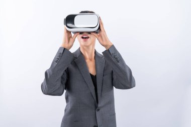 Yetenekli bir iş kadını arka planda dururken VR cam kullanarak görsel gerçeklik dünyasına bakıyor. Teknoloji yeniliklerini kullanarak metaevreni bağlamak için VR gözlüğü tutan akıllı bir yönetici. Kısıtlanma.