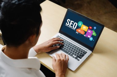 Model e-ticaret için SEO arama motoru optimizasyonu ve bilgisayar ekranında gösterilen çevrimiçi perakende işi