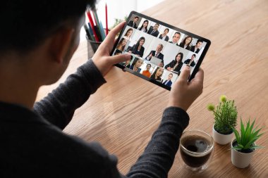 İş dünyasından iş adamlarının modern sanal grup toplantısı için video konferansındaki iş adamları