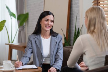Psikolojik akıl sağlığı danışmanlığı ya da terapi seansındaki genç ve profesyonel bir hastadan akıl hastalığı teşhisi koyarken yardım istemek. Zihinsel tedavi seansı. Blithe