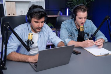 Modern stüdyonun yeni özel konuğu ile konuşan akıllı etkili yayın kanalı, sosyal medyada ya da radyoda dinleyicilerle çevrimiçi selamlaşmalar yapıyor. Tavsiye verme kavramı. Satılabilir.