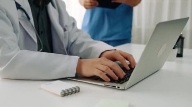 Hastane masasında birlikte çalışan ve tıbbi tedavi planlayan çeşitli profesyonel sağlık görevlileri. Takım çalışması başarılı hastalıklara ve hastalıklara yol açar. Ağır çekim. Katı.