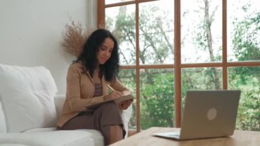 Klinikteki arkadaş canlısı psikolog kadın gülümseyen profesyonel bir portre, hastayla online terapi randevusu için dizüstü bilgisayar kullanıyor. Deneyimli ve kendinden emin psikolog çok önemli bir uzmandır.