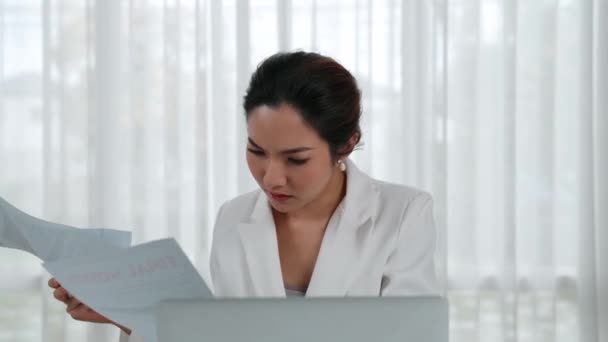 Mujer Negocios Estresante Que Mira Notificación Factura Deuda Enfrenta Bancarrota — Vídeos de Stock