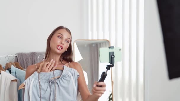Joven Creador Contenido Social Medial Mujer Hacer Video Moda Bloguero — Vídeo de stock