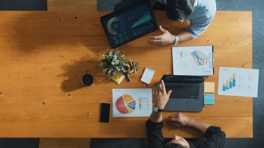 İşletme ekibinin en iyi görüntüsü toplantıya katılırken, verileri analiz etmeye hazırlanıyor. Bir grup farklı insan yaratıcı planlar yapıyor ve konferansa katılırken bir yandan da proje üzerinde çalışıyorlar. Cemaat.