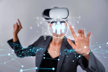 İş adamı müşteri hedef gruplarını belirlemek için verileri analiz eder, pazarlama stratejilerini rafine eder. Her hedef grubun özel ihtiyaçlarını karşılamak için iletiler gönderiliyor. FaaS